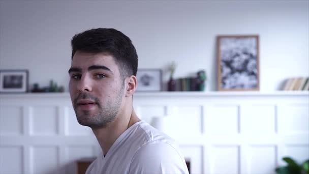 Jeune Homme Portrait Souriant Regardant Caméra Debout Dans Bibliothèque Entrepreneur — Video
