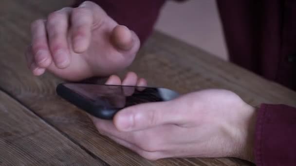 Γκρο Πλαν Νεαρός Χρησιμοποιώντας Κινητό Έξυπνο Τηλέφωνο Web Περιήγηση Στο — Αρχείο Βίντεο