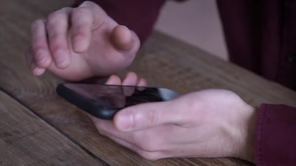 Close Jongeman Met Behulp Van Mobiele Smartphone Web Het Doorbladeren — Stockvideo