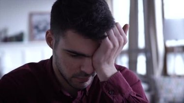 Gözlerini ovuşturarak gece geç saatlerde, çalışma uykulu genç adam görünümünü kapatın. İşkolik, meşgul, günlük rutin olmak. Ağır çekim, çekim, kamera sabitleyici erkek portre