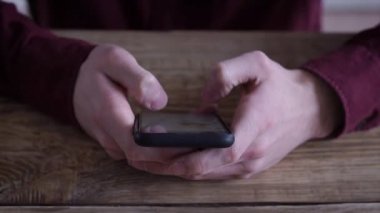 Geceleri onun akıllı telefon kullanan adam yakın çekim
