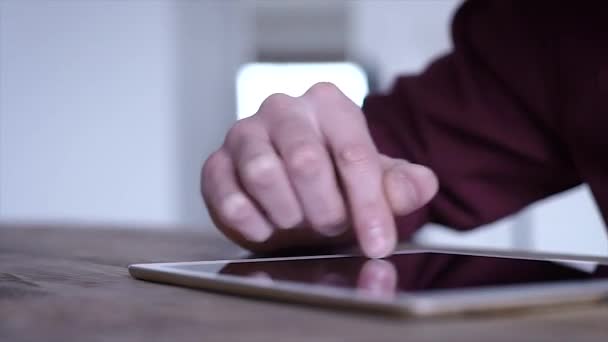 Close Het Gebruik Van Tablet Een Man Een Zakelijke Bijeenkomst — Stockvideo