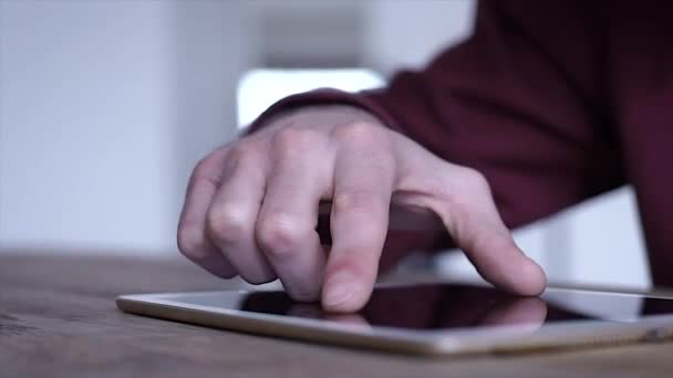 L'homme utilise une tablette. Homme d'affaires travaille avec tablette, gros plan, beau fond 