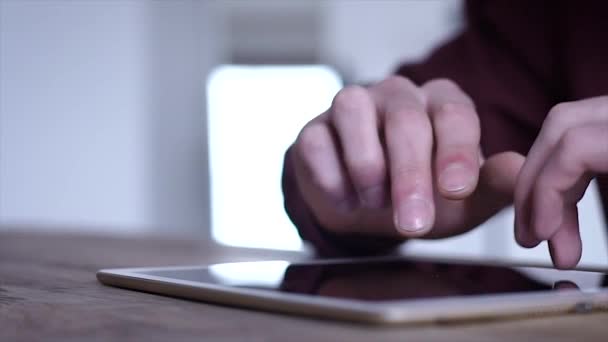 Hombre Utiliza Tableta Empresario Trabaja Con Computadora Tableta Primer Plano — Vídeo de stock