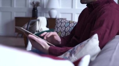 Dijital Tablet yeşil ekran dokunaklı koltukta oturan genç adam rahat