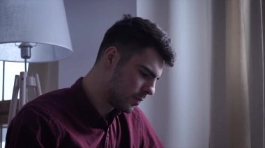 Adam evde tablet bilgisayar kullanımı