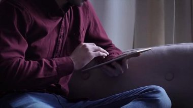 Adam evde tablet bilgisayar kullanımı