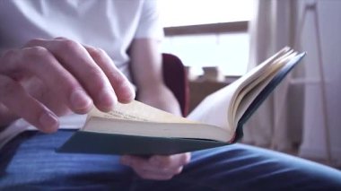 Bir kitap leafing adam