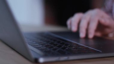 Dizüstü bilgisayar klavyesi. Laptop Track Pad kullanarak bir Web Sitesi kaydırma adam çekim kapatın