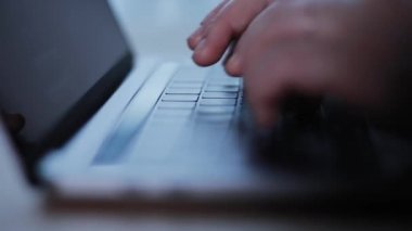Kadın ofiste dizüstü klavye yazarak. Dizüstü bilgisayar klavyede yazma kadın eller yukarı kapatın.