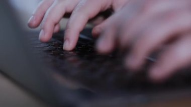 Tipik dizüstü klavye üzerinde iş kadın el closeup. Portre, bir eller meşgul bir dizüstü bilgisayarda yazım. Kadının elleri verilere erişmeye çalışırken bir dizüstü bilgisayar klavye tuşlarına basarak.