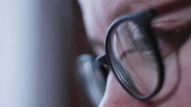 Kadın gözü monitörü, internet sörfü.