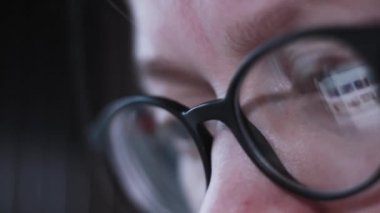 Kadın gözü monitörü, internet sörfü.