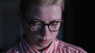 Işık gözlük odaklı Işkadını yansıması çalışma Internet dizüstü tablet kadın gözleri geceleri internet kullanarak gözlük kadın kadar kapatın. Ekran dokunmatik bilgisayar monitörü bakarak Kız