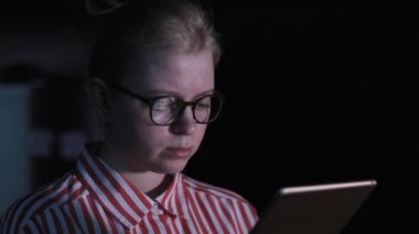 Işık gözlük odaklı Işkadını yansıması çalışma Internet dizüstü tablet kadın gözleri geceleri internet kullanarak gözlük kadın kadar kapatın. Ekran dokunmatik bilgisayar monitörü bakarak Kız