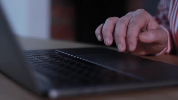 使用触摸板和在键盘笔记本电脑上打字的女性手 — 图库视频影像