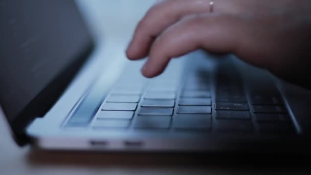 Kobiece Ręce Pisania Laptopie Zbliżenie — Wideo stockowe