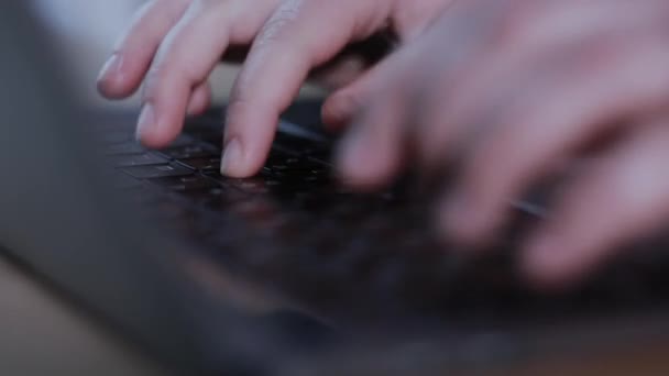 Gros plan d'une femme d'affaires tapant à la main sur un clavier d'ordinateur portable. Gros plan d'une femme occupée à taper sur un ordinateur portable. Les mains de la femme appuyant sur les touches d'un clavier d'ordinateur portable en essayant d'accéder aux données .