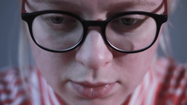 Närbild Skott Kvinna Ögon Glas Som Återspeglar Fungerande Datorskärm — Stockvideo