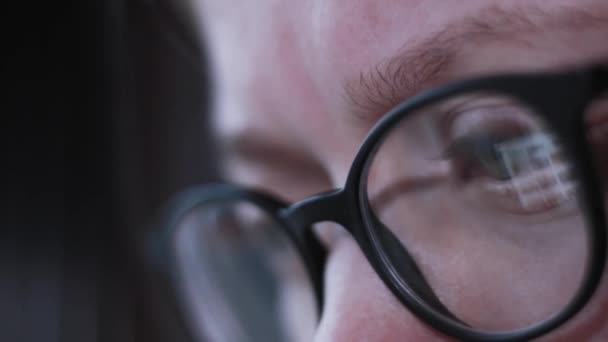 Γυναίκα Μάτι Οθόνη Σερφάρισμα Στο Internet — Αρχείο Βίντεο