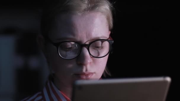 Vrouw Glazen Kijkend Monitor Surfen Internet Het Beeldscherm Wordt Weerspiegeld — Stockvideo