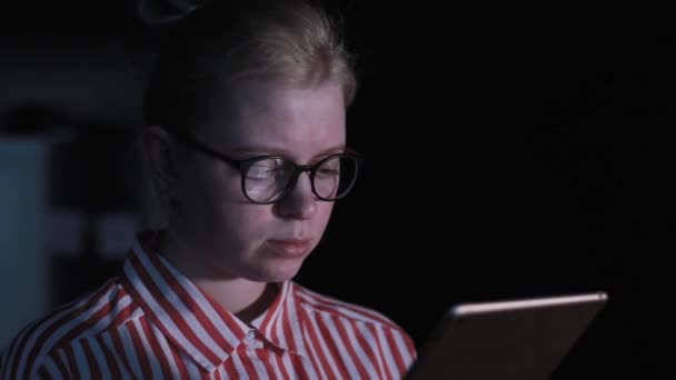 Biznesmen Odbicie Światła Okulary Koncentruje Pracy Internet Laptop Tablet Kobiety — Wideo stockowe