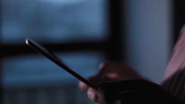 Tablet Bilgisayarla Çalışan Bir Kızın Elinin Yakın Çekim — Stok video