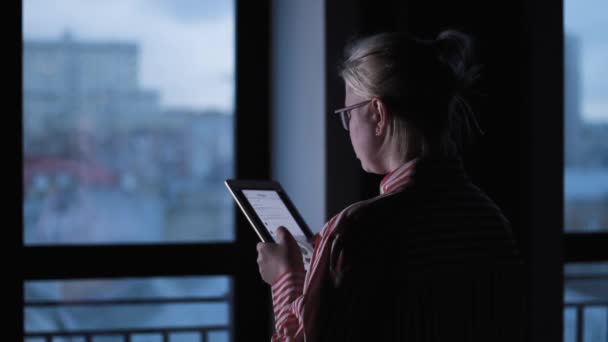 Tablet Çalan Genç Sarışın Kadın Nternet Sosyal Medya Aygıtı Geceleri — Stok video