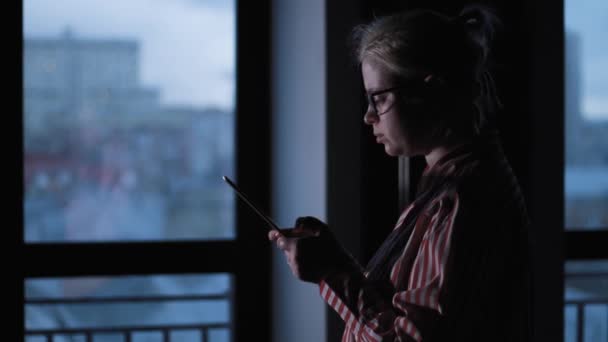 Mooi Meisje Maakt Gebruik Van Digitale Tablet Voor Slaap Meisje — Stockvideo