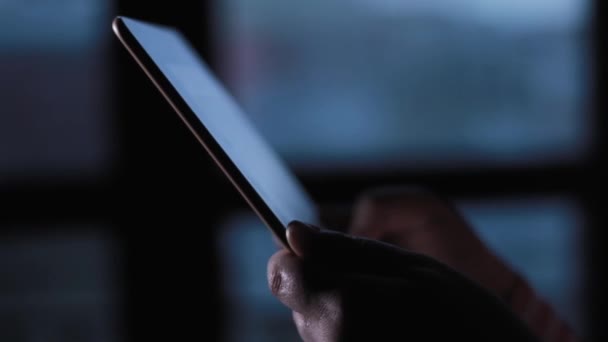 Närbild Flickas Hand Arbeta Med Tablet — Stockvideo