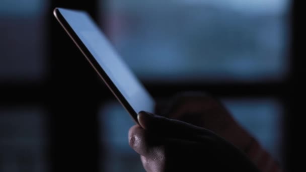 Närbild Kvinna Användning Mobil Tablett Natten — Stockvideo