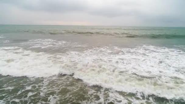 Uomo Sta Andando Oceano Trasparente Con Corallo Barriera Corallina Visibile — Video Stock