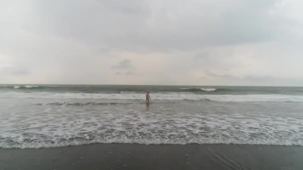 Vista Aérea Hipster Vai Água Praia Ilha Oceano Atlântico Areia — Vídeo de Stock