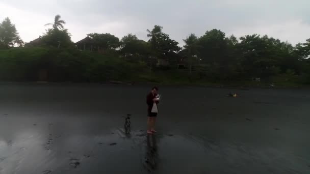 Footage Recorded Drone Adventurous Guy Taking Selfie Volcanic Black Sand — Stock Video
