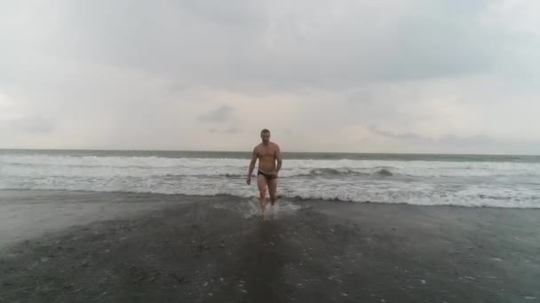 空中景观 嬉皮士从岛上海滩上的水面出发 大西洋和黑色的沙子 这家伙从海里出来了 — 图库视频影像