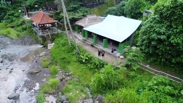 Drone Beeld Van Twee Aantrekkelijke Jongens Zwaaien Afscheid Camera Drone — Stockvideo