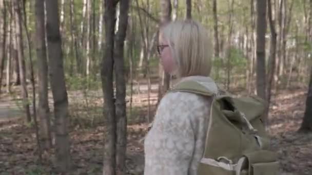 Aéreo Vídeo Câmera Voando Frente Jovem Caminhante Feminino Andando Caminhando — Vídeo de Stock