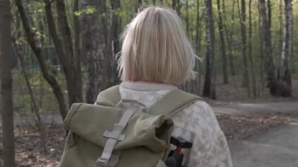 Blick Von Hinten Enthusiastisches Junges Mädchen Mit Rucksack Beim Wandern — Stockvideo