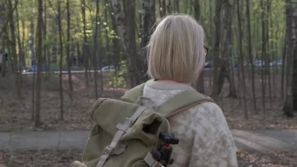 Blick Von Hinten Enthusiastisches Junges Mädchen Mit Rucksack Das Einem — Stockvideo