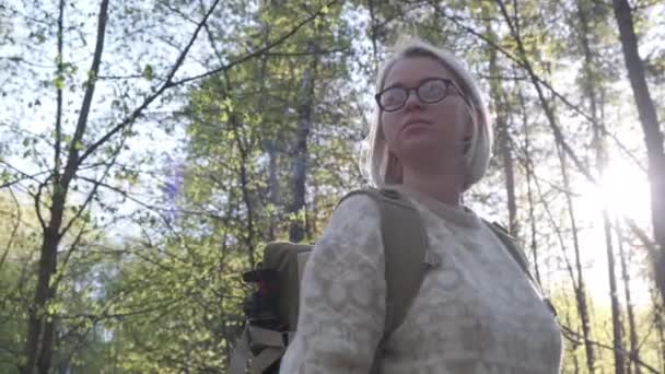 Despacio Movimiento Rubio Mujer Caucásica Caminando Por Bosque — Vídeos de Stock