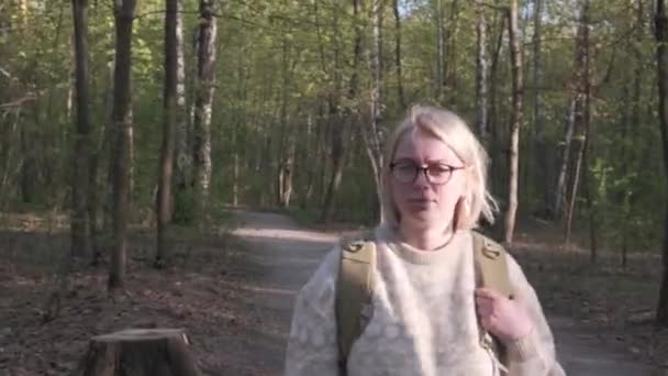 Turizm Kampanyasında Sırt Çantalı Güzel Genç Kız — Stok video