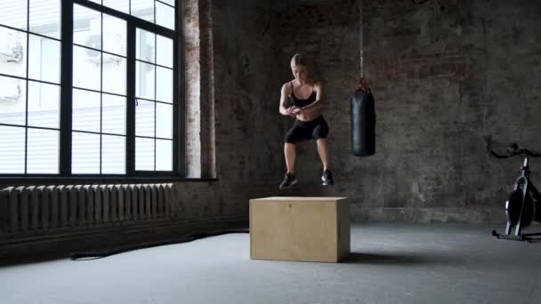 Young Female Athlete Doing Box Jump Gym — Stock video