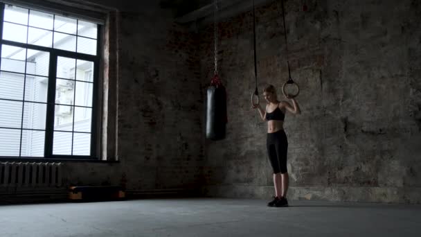 Young Fit Kvinna Gör Stretching Gymnastiska Ringar Muskulös Ung Kvinnlig — Stockvideo