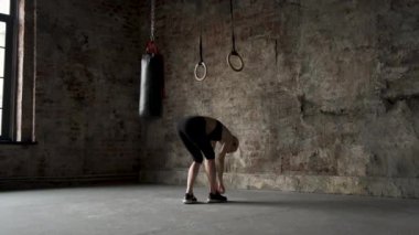 sportif kız bağları bağlar spor ayakkabıları üzerinde çapraz uyum egzersiz sırasında
