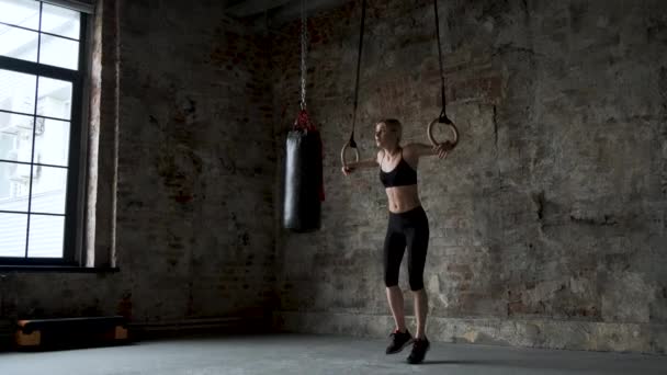 Mulheres Fazendo Ring Dips Trabalhando Duro Ginásio Caixa — Vídeo de Stock