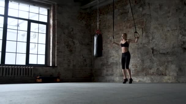 Les Femmes Font Trempettes Anneau Travaillent Dur Dans Salle Gym — Video