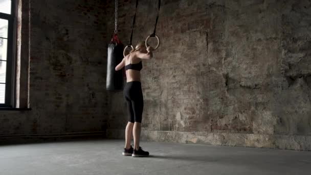 Joven Mujer Forma Haciendo Estiramiento Anillos Gimnásticos Atleta Musculosa Joven — Vídeo de stock