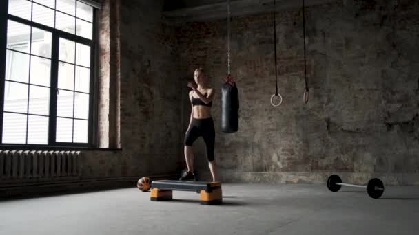 Fille Forme Faisant Entraînement Aérobie Dans Salle Gym Caucasien Femme — Video