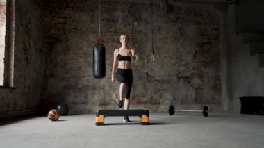 spor salonunda aerobik egzersiz yapan uygun kız. kafkas kadın trenler kapalı kilo