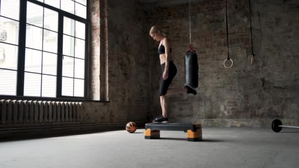 Spor Salonunda Aerobik Egzersiz Yapan Uygun Kız Kafkas Kadın Trenler — Stok video